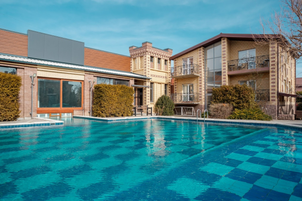 Бассейн парк-отеля «Маликон»